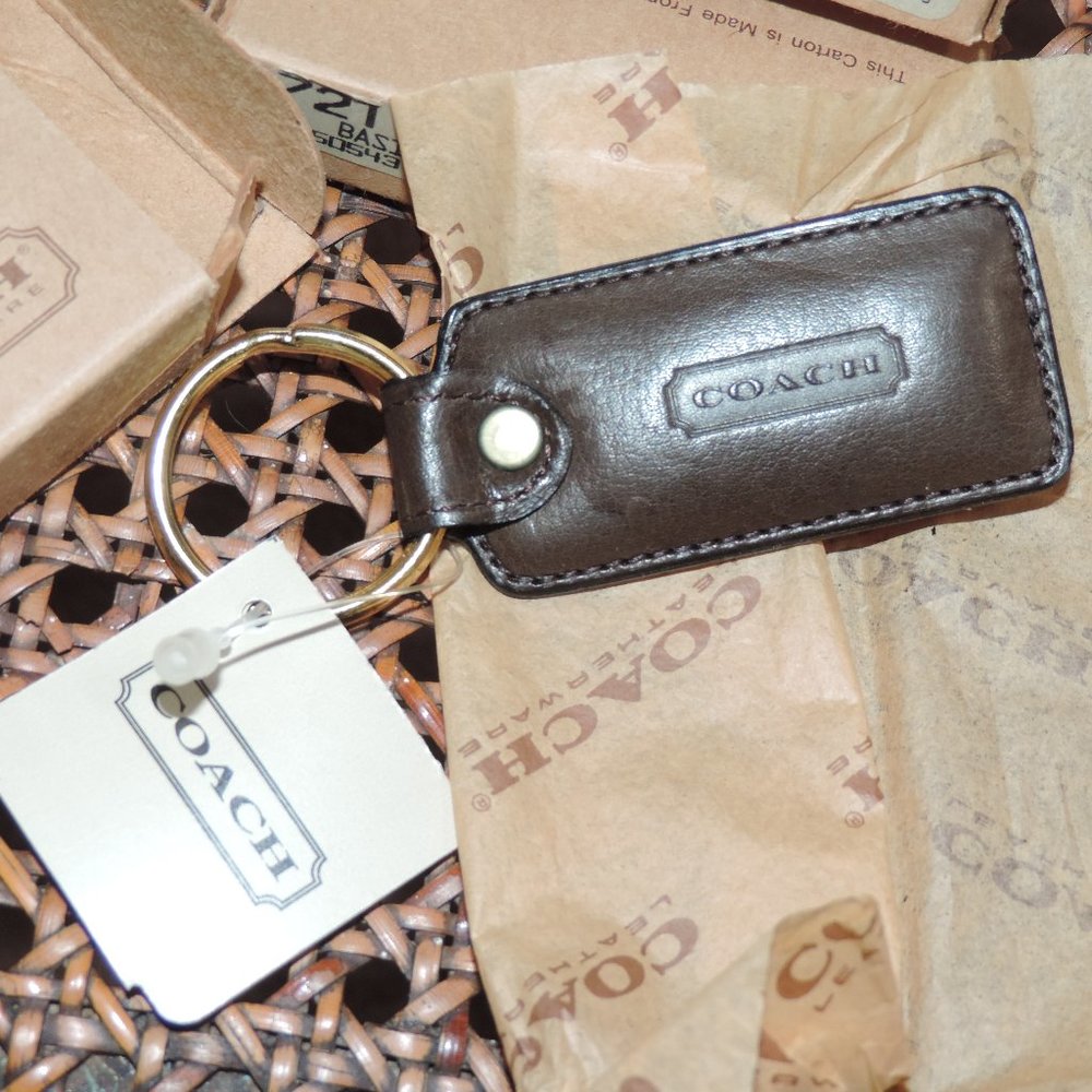 NEW COACH VINTAGE MOCHA BROWN LEATHER KEY RING FOB NIB With Box and Coach Tissue